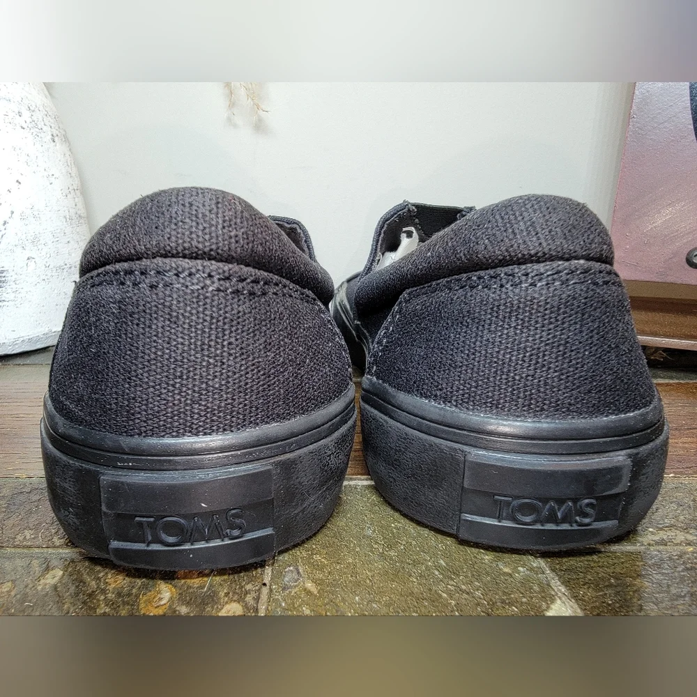 Toms like new